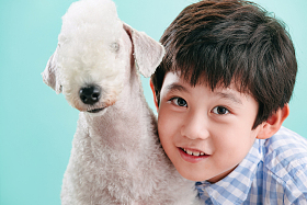 小男孩和宠物狗