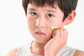 脸上受伤的小男孩