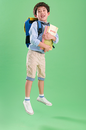 背书包的快乐小学生