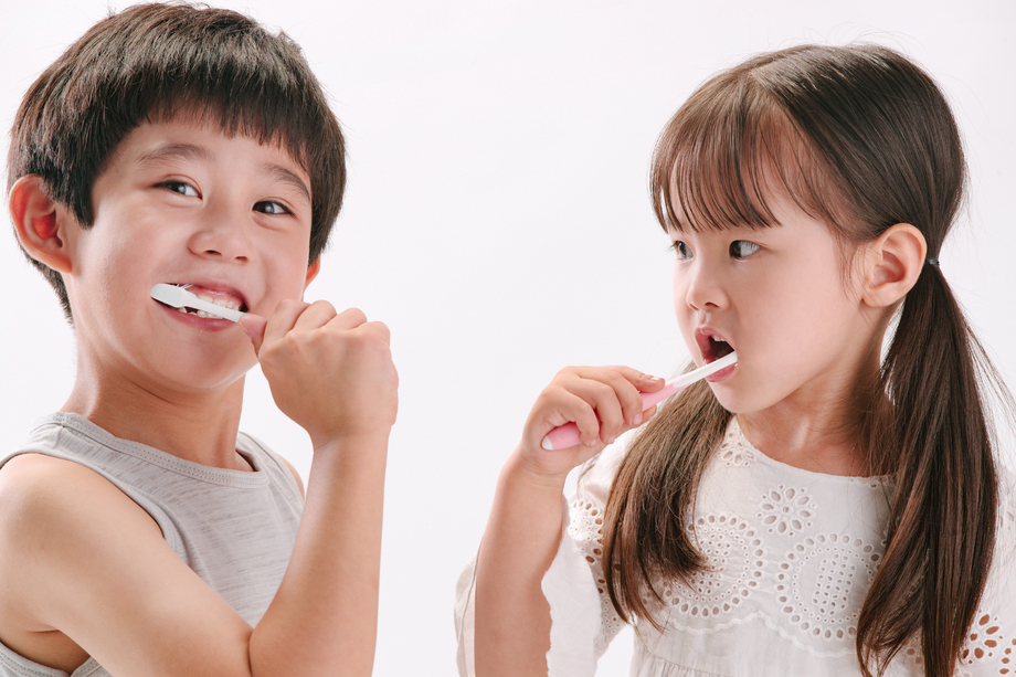 两个小朋友刷牙图片 两个小朋友刷牙图片