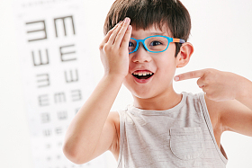 小男孩测视力