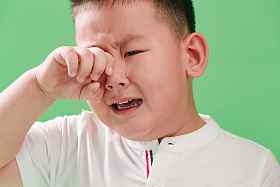 伤心的小男孩哭图片