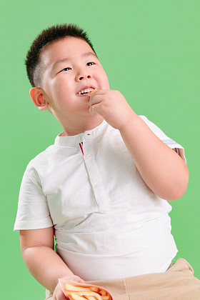 可爱的小男孩吃薯条