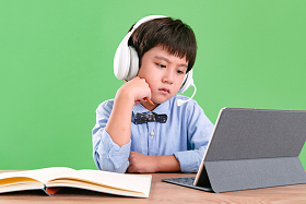 疲劳的小学生在线学习图片