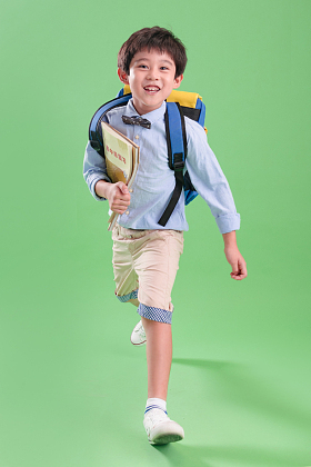 背书包的快乐小学生