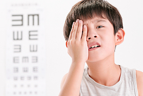 小男孩测视力