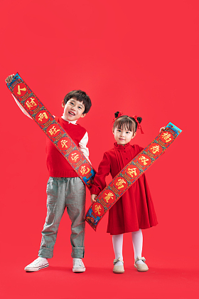 两个小朋友拿着春联