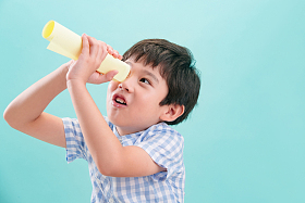 可爱的小男孩用纸质望远镜图片