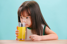 可爱的小女孩喝饮料图片