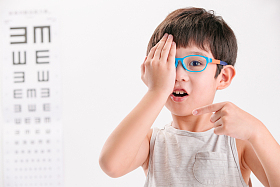 小男孩测视力