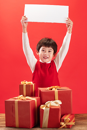 小男孩和新年礼物照片