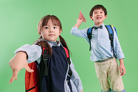 小男孩和小女孩扔纸飞机