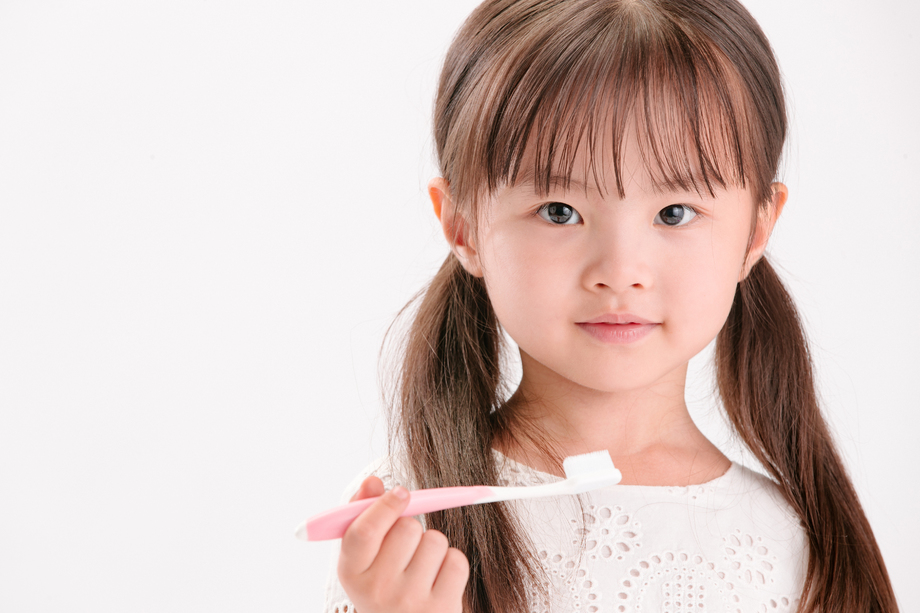 小女孩刷牙 小女孩刷牙