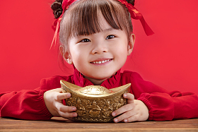 小女孩拿着金元宝过新年图片