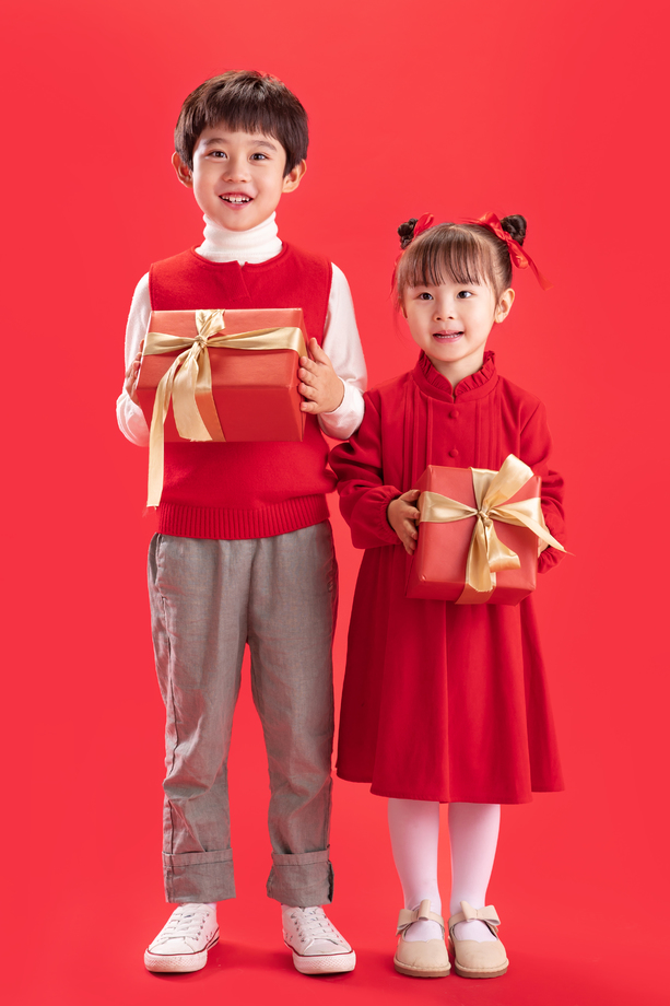 拿着礼物的小朋友过新年图片 拿着礼物的小朋友过新年图片