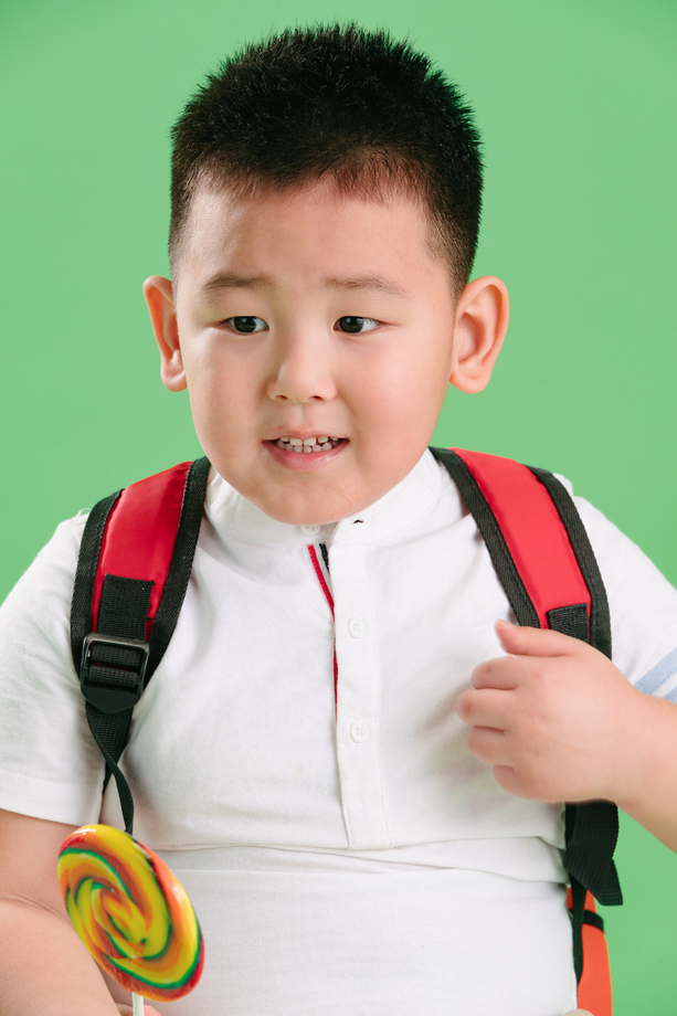 可爱的小男孩拿着棒棒糖图片