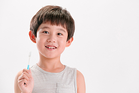 小男孩刷牙
