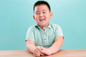 小男孩的可爱表情