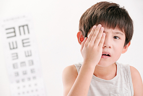 小男孩测视力