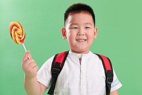 可爱的小男孩拿着棒棒糖图片