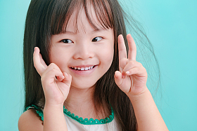 小女孩的可爱表情照片