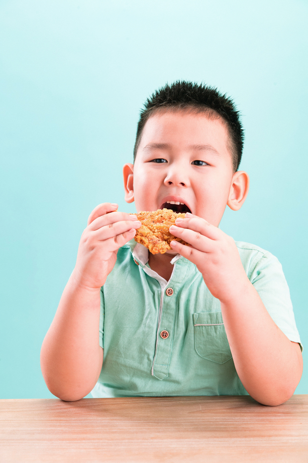可爱的小男孩吃炸鸡图片 可爱的小男孩吃炸鸡图片
