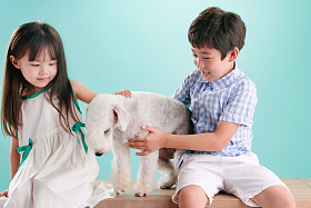 两个小伙伴和宠物狗