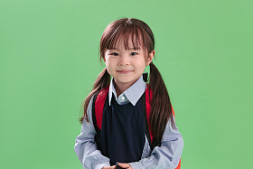 背书包的快乐小学生照片