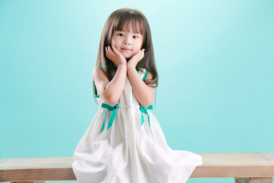 长发飘飘的可爱小女孩 长发飘飘的可爱小女孩