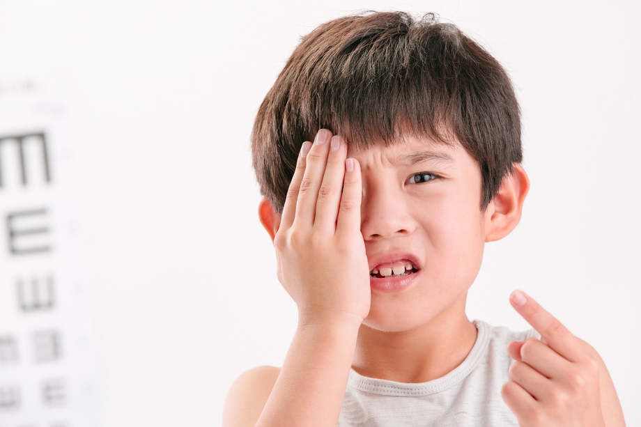 小男孩测视力 小男孩测视力