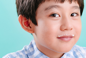 小男孩的可爱表情照片