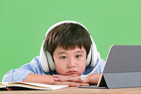 疲劳的小学生在线学习