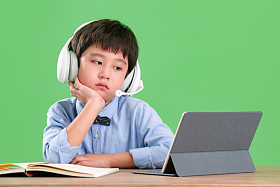 疲劳的小学生在线学习图片