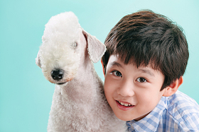 小男孩和宠物狗图片