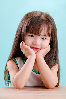 小女孩的可爱表情照片