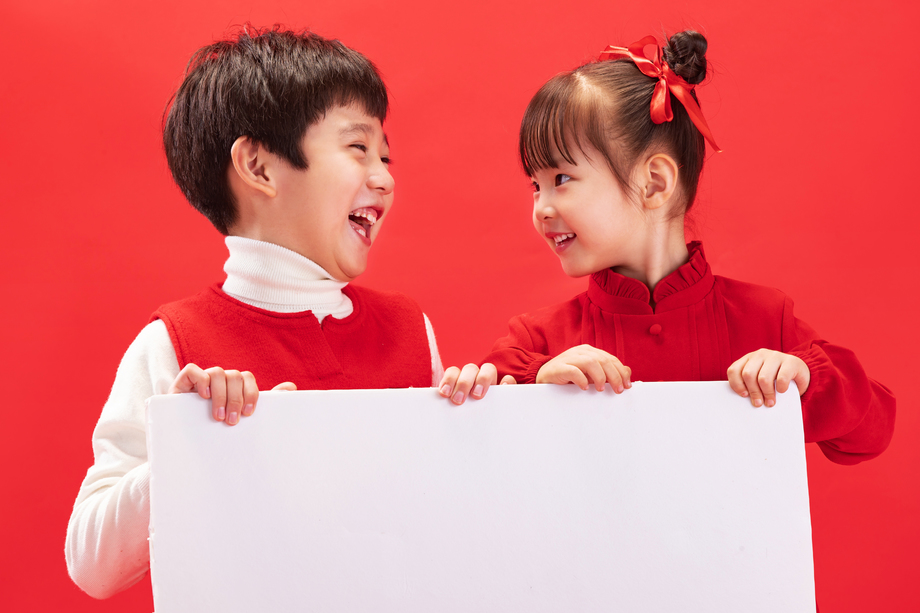 两个小朋友拿着白板 两个小朋友拿着白板