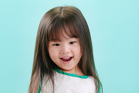 小女孩的可爱表情