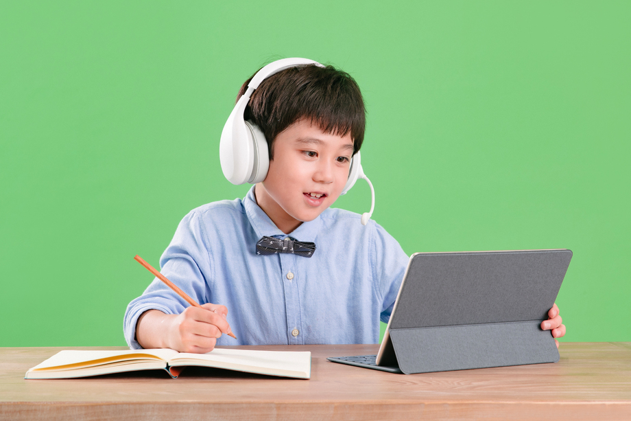 小学生使用平板电脑在线学习图片 小学生使用平板电脑在线学习图片