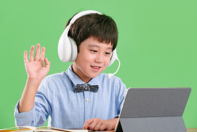 小学生使用平板电脑在线学习