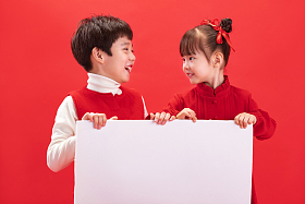 两个小朋友拿着白板
