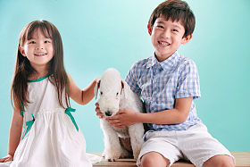 两个小伙伴和宠物狗