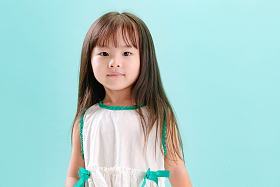 长发飘飘的可爱小女孩图片