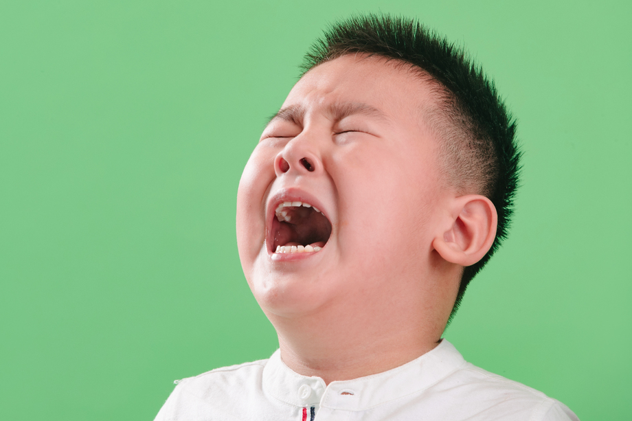伤心的小男孩哭图片