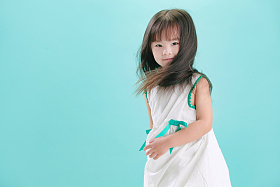 长发飘飘的可爱小女孩