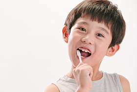 小男孩刷牙图片