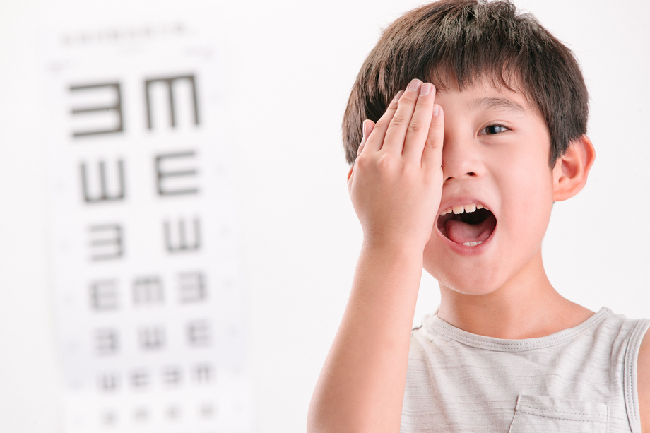 小男孩测视力图片