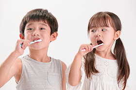 两个小朋友刷牙图片