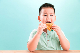 可爱的小男孩吃炸鸡图片