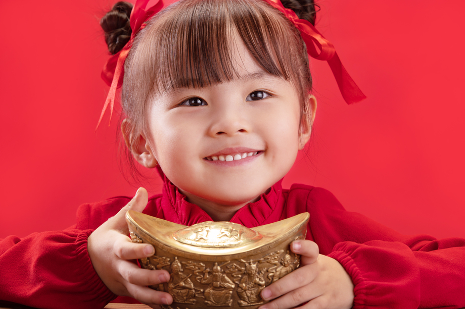 小女孩拿着金元宝过新年图片
