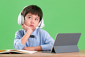 疲劳的小学生在线学习